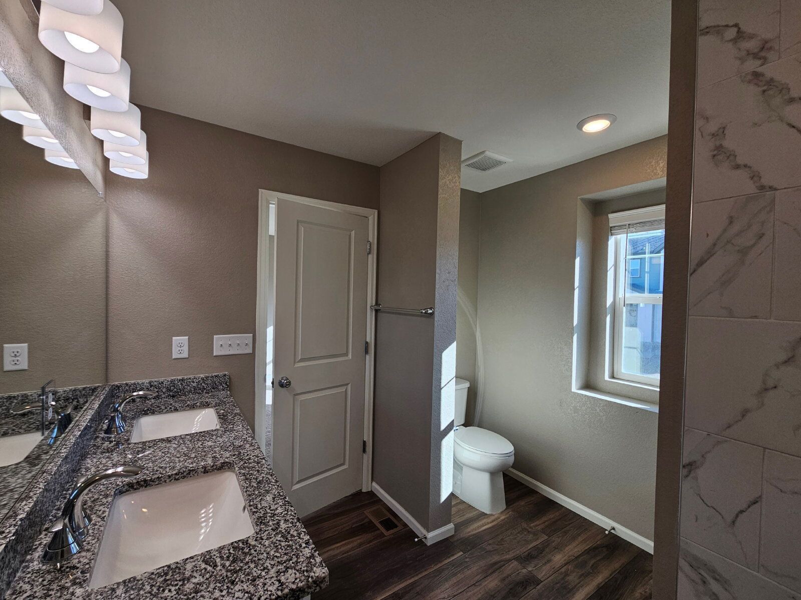 Modern 4-Bedroom Home with Finished Basement & Granite Kitchen in Parker property image