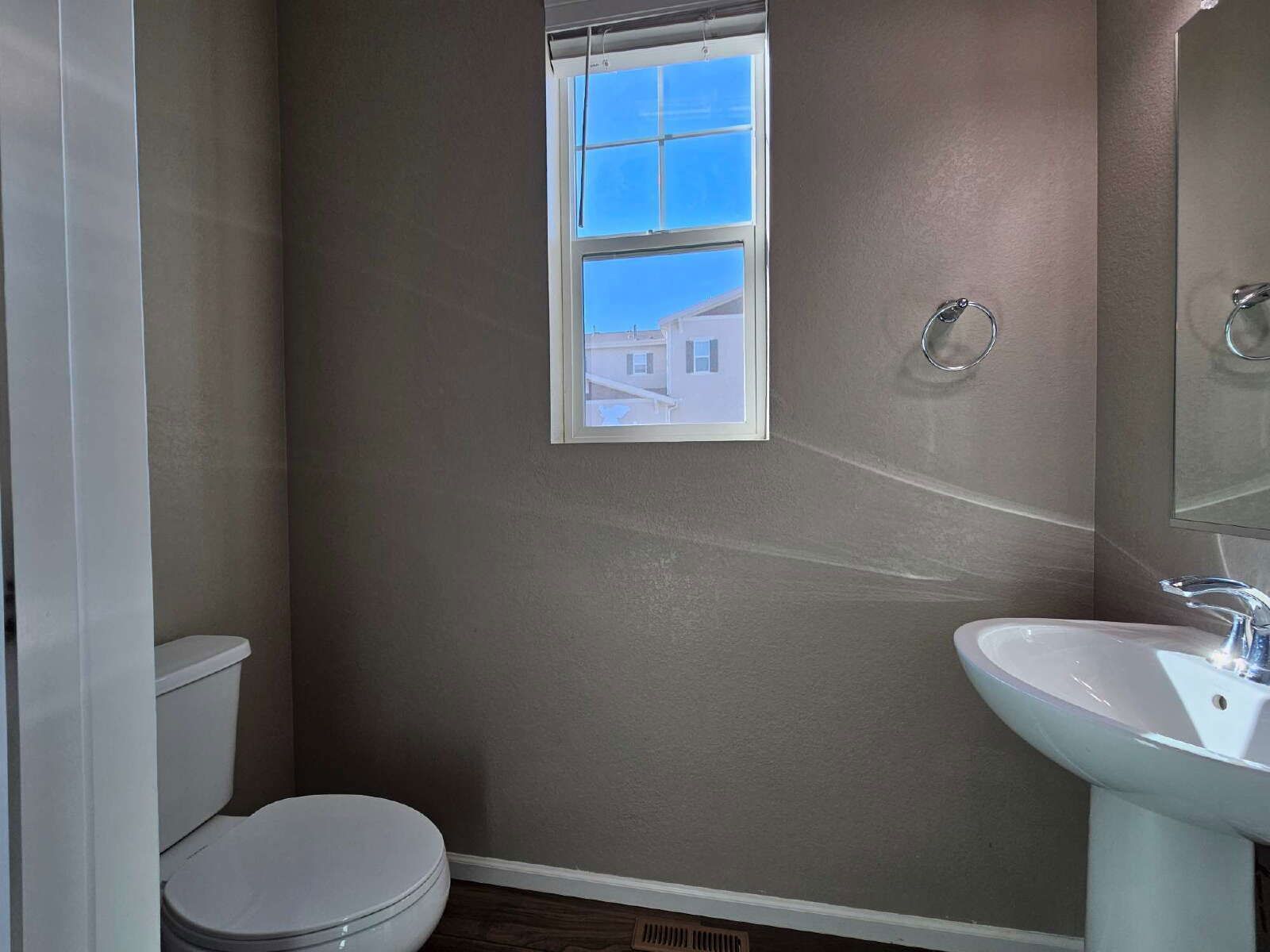 Modern 4-Bedroom Home with Finished Basement & Granite Kitchen in Parker property image